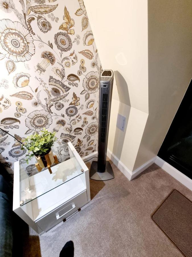 Stylish London Apartment With Terrace & Parking Kültér fotó
